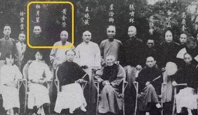 1912年,张啸林认识上海大流氓季云卿,季云卿与张啸林臭味相投.