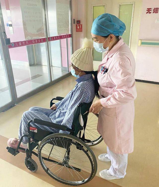 宝妈剖腹产后,丈夫带人把妻子抬上5楼,嫁没嫁对人真的很重要