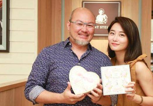 再加上刘亮佐在赵小侨之前有过一段婚姻,还与前妻育有一个孩子.