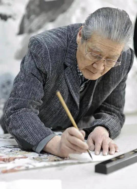 原创蓝天野94岁绝不养生因为睡得晚和小偷撞个正着