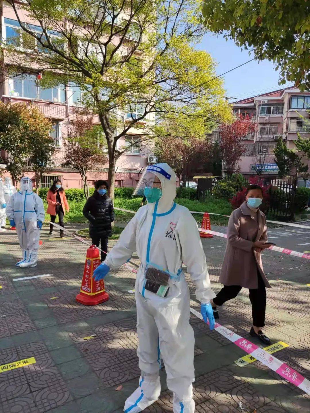 3月26日,得知徐汇区田林街道吴中居民区招募志愿者的消息,市社保中心