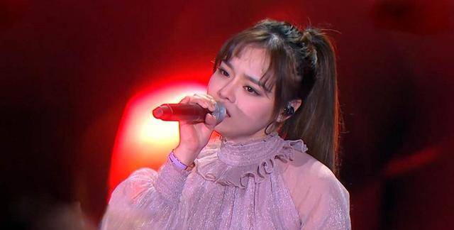 基本上实力都不会弱,像早前95后里最强的女vocal黄霄云就凭此一战成名