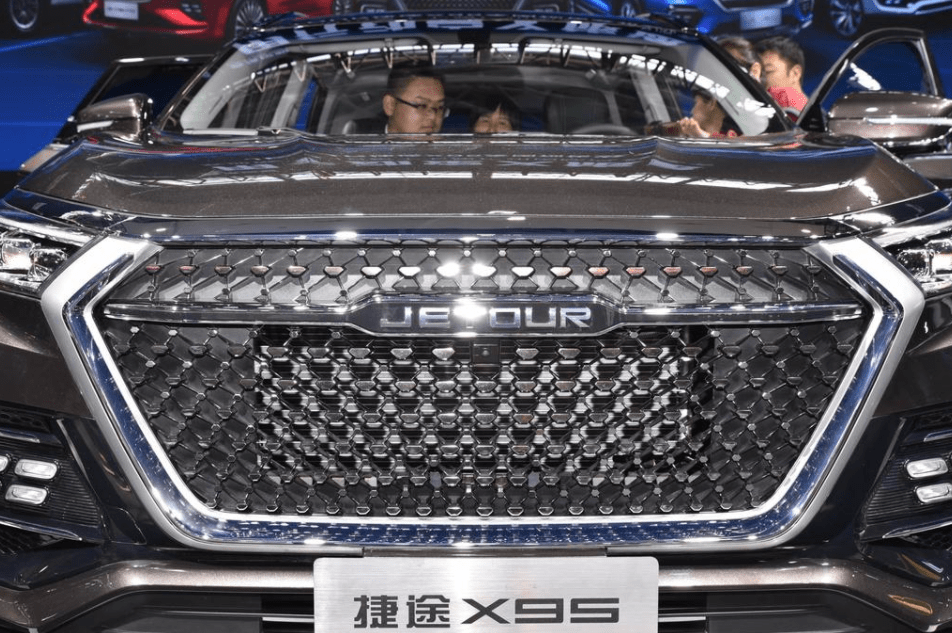 外观整体来看捷途x95与x90还是有异曲同工之妙的