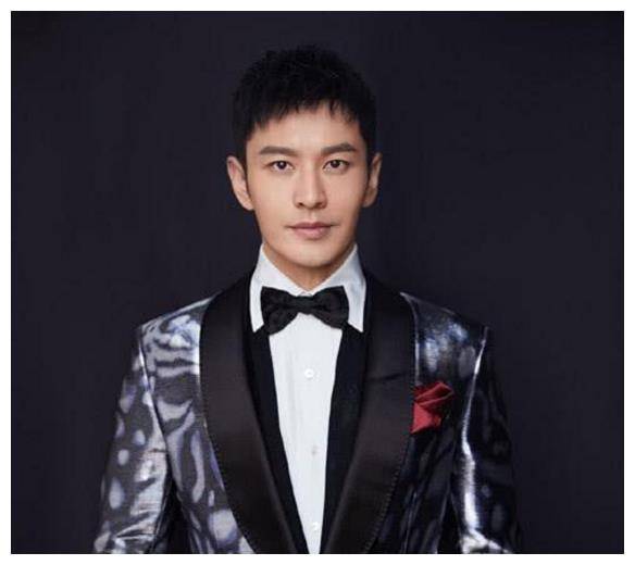 原创黄晓明油头换刘海发型了整个人也不老气油腻了狗啃刘海很帅气