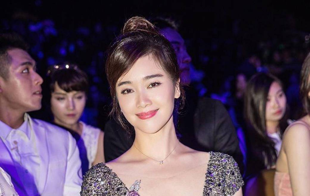 原创43岁左小青近照与大20岁老公同框像父女对方大有来头