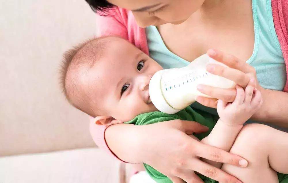 孩子喝母乳大便正常,一喝奶粉就便秘,怎么解决妈妈要清楚