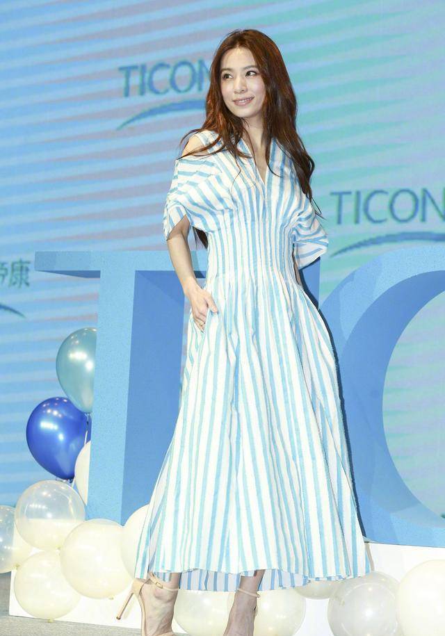 田馥甄也老了?穿蓝白条纹长裙现身活动,看了妆容相信