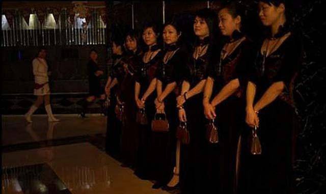 就在"皇家一号"开业快满一年之际,2013年8月1日,王小洪走马上任,担任