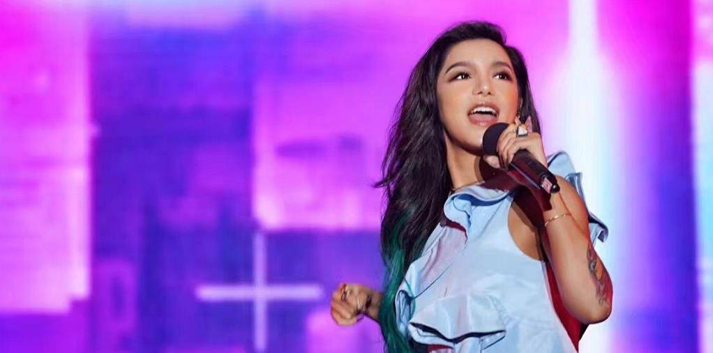 她曾经获得过超女冠军,名声比李宇春还要大,如今却整