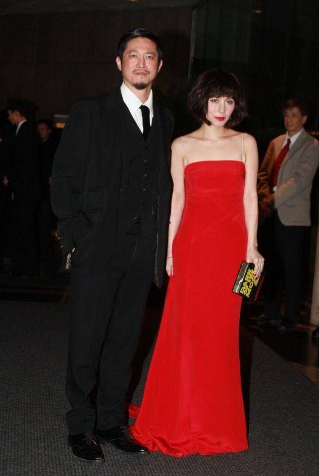 原创何超仪为丈夫庆祝48岁生日陈子聪精神不俗两人结婚17年情如初