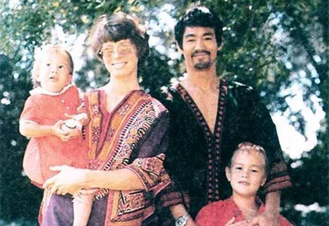 李小龙外孙女18岁生日近照美貌出众似妈妈卷发红唇打扮成熟