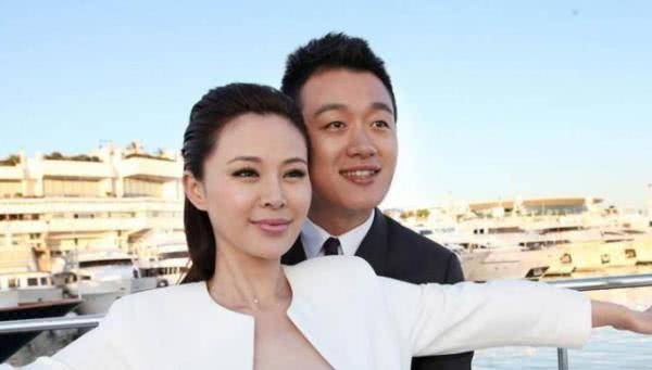 成名后娶到了自己老师,8年连生三娃,如今40岁妻子