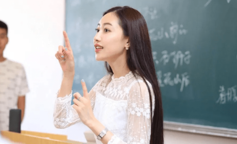 上海美女老师成网红长相娇美学识过人却有网友说闲话