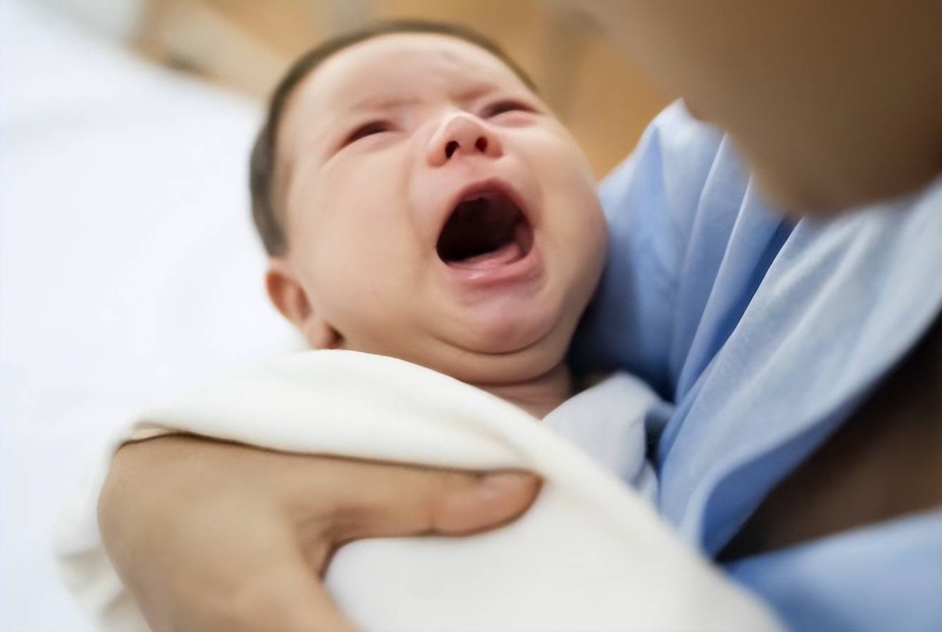 婴儿吃母乳时总＂推＂妈妈,明明饿着肚子,为啥表现得很抗拒？