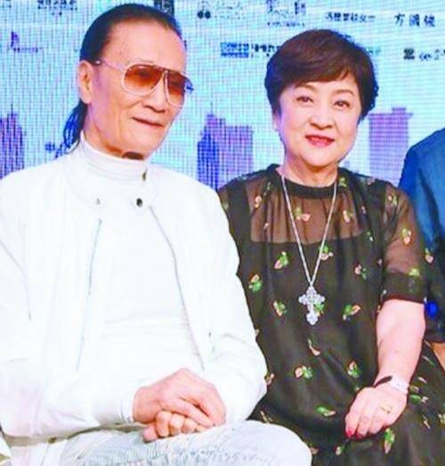 原创谢霆锋妈妈曾在丈夫面前亲前夫现和小11岁老公逛街恩爱如初