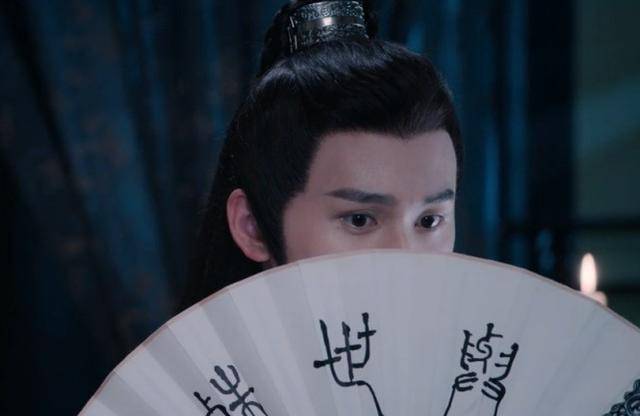 十六年过去了,聂怀桑扇子上的字从未改变,暗示他的