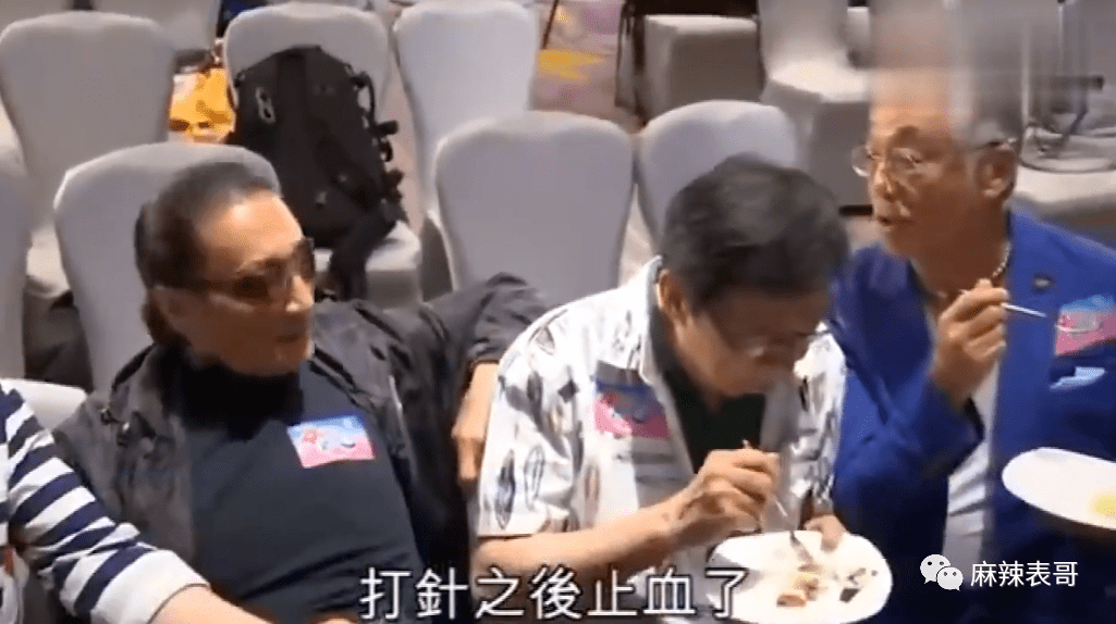 当时曾江还笑眯眯的觉着没什么的时候,谢贤突然上去,给了曾江一巴掌.