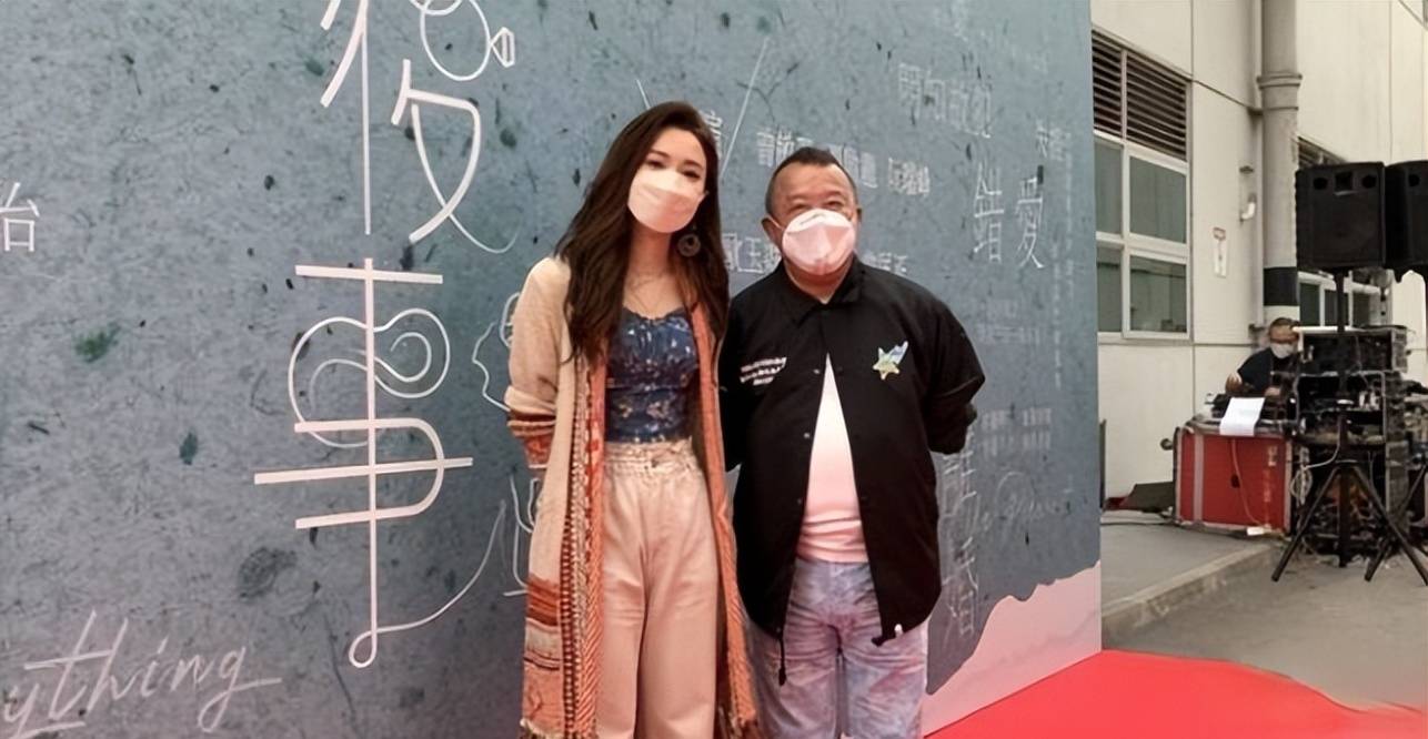 曾志伟与儿媳妇同台出席活动开腔回应被传坐轮椅与儿子婚变风波