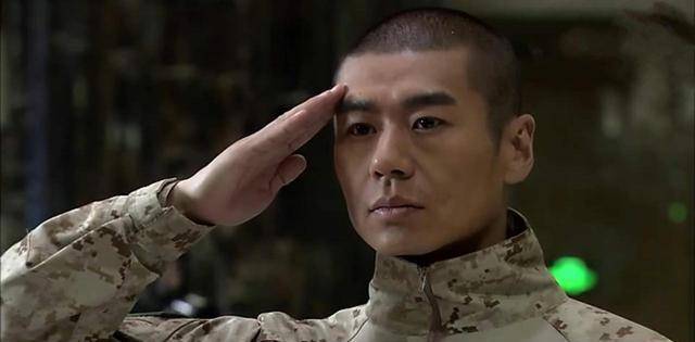 徐佳饰演的雷电突击队队长雷神,演技堪称爆表,面对一群女兵,他体现了