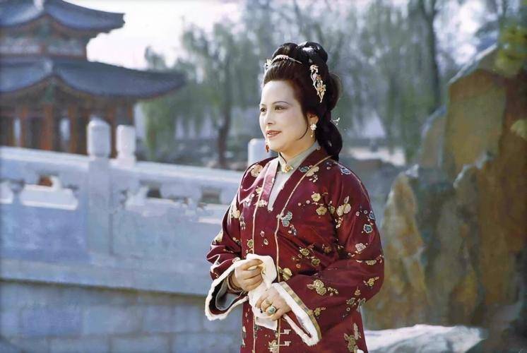 原创她恪守儿媳的本分婆婆憎恶她她对姑姑尽心竭力姑姑忌惮她王熙凤的