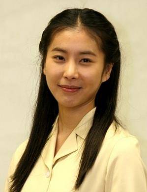 在2002年的时候,韩恩贞在在张娜拉,张赫主演的爱情剧《明朗少女成功记