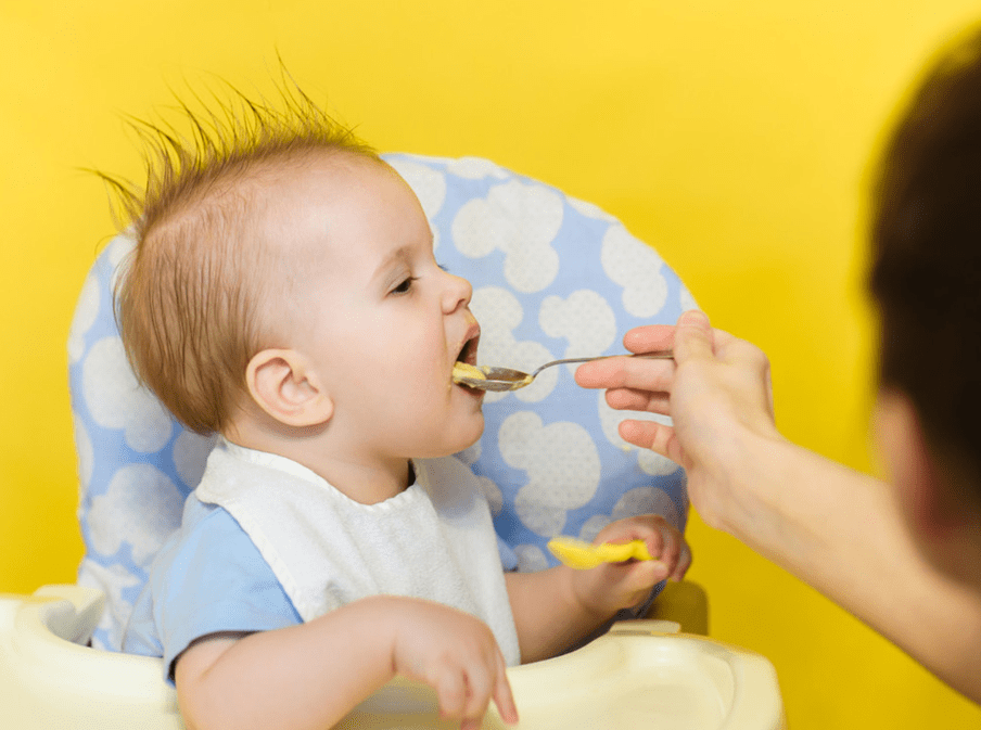 奶奶做辅食孩子超爱吃,,妈妈尝一口后,第2天把奶奶送回乡下