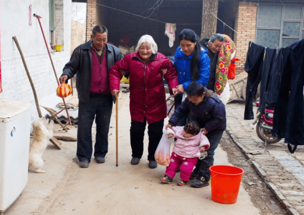 奶奶做辅食孩子超爱吃,,妈妈尝一口后,第2天把奶奶送回乡下