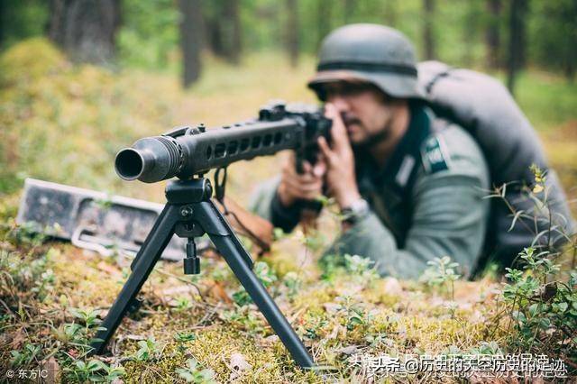 按理说该型重机枪的与德国mg34轻机枪搭配,在战场上简直是就无敌般的