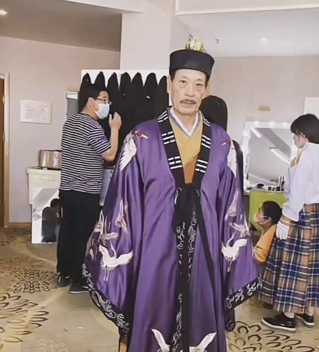 钟发新电影形象曝光身穿道袍手拿关公刀英姿丝毫不输林正英