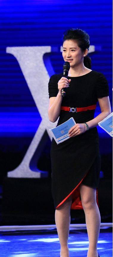 王小丫真不像50多岁,笑起来苹果肌饱满,娃娃脸太显嫩