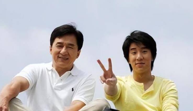二人很快步入恋爱之中,后来因为外界影迷的压力,二人偷偷跑去美国结婚