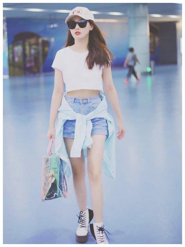 原创东宫女神彭小苒没想到穿搭超随意白t热裤都是烂大街款