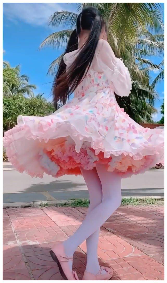"仙女裙"弱爆了,当看到小姐姐穿"洛丽塔"转圈圈,沦陷_裙子_少女_穿着