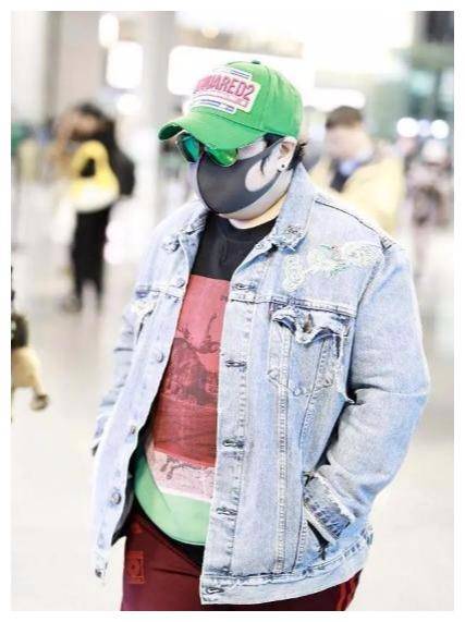 48岁韩红胖成这样穿浅色牛仔衣难掩身材戴口罩低调走机场