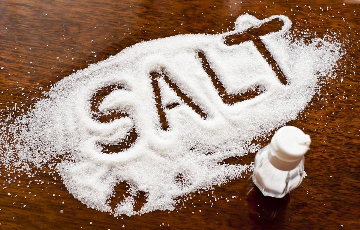 1岁内宝宝吃盐会影响健康,除了盐还有3种高钠食物,家长也别忽视