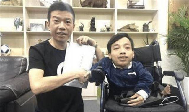原创坐在婴儿车里的总裁李创利身高不足1米娶漂亮老婆身价过亿