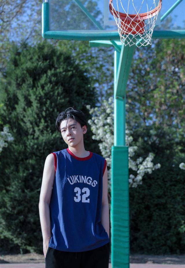 00后演员曾仕轩:运动系少年,青春洋溢_滑板_专业_身材