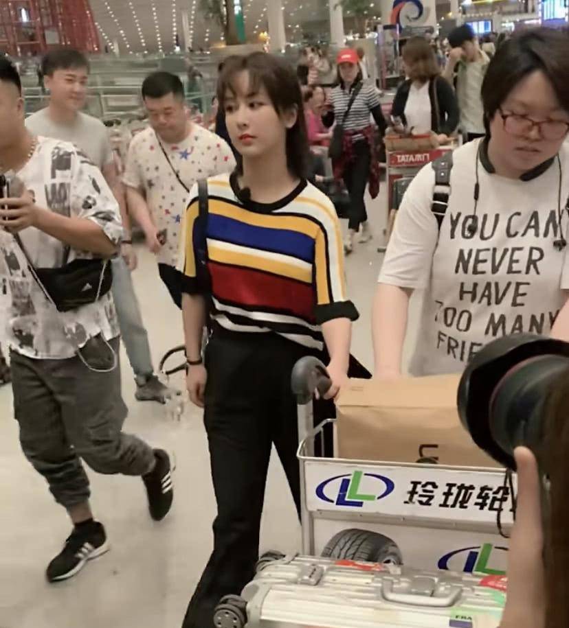 怪不得杨紫被称为"生图女神"路人镜头下的杨紫皮肤状态好到让很多女生