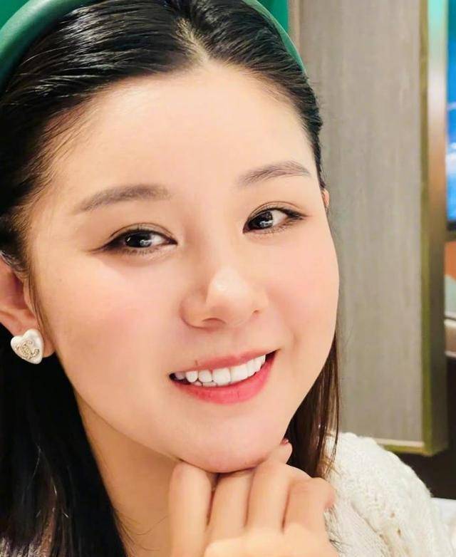 李小萌产后晒照像二儿子表达爱意侧脸照肉嘟嘟很可爱