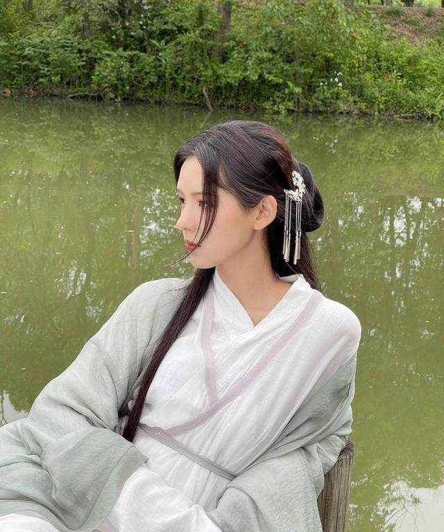 张予曦拍戏现场照_古装_美人儿_美女