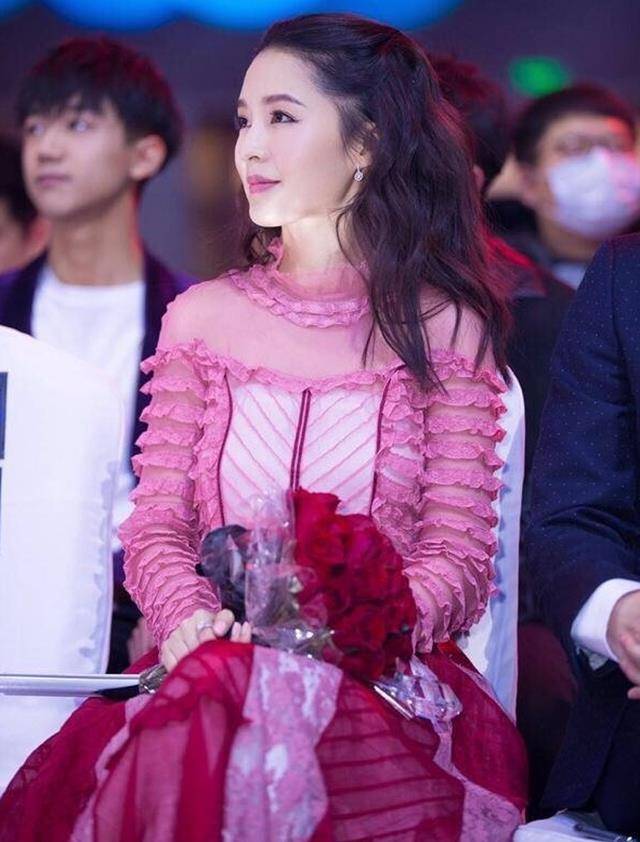 原创29岁李沁一身粉色公主裙亮相对比古力娜扎的粉裙你更吃谁的颜