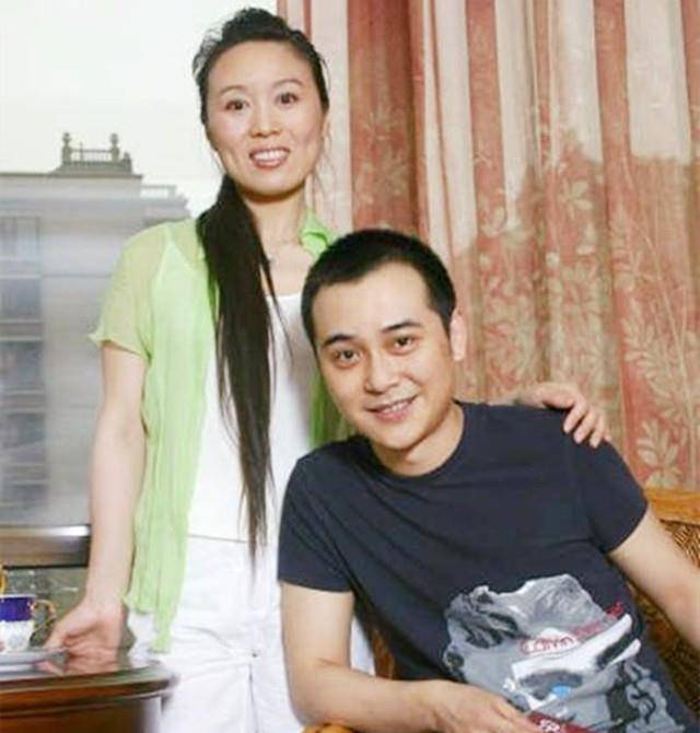 在经营这段感情的时候,吴琼和阮巡其实都分别受到过来自身边亲人和