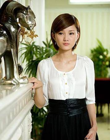 18岁出道靠"砸钱"演女主,黄圣依都给她作配,35