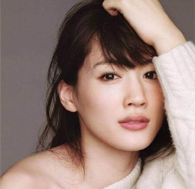 这是小编看过的第一部由绫濑遥主演的日剧,时隔多年想起来依然觉得很