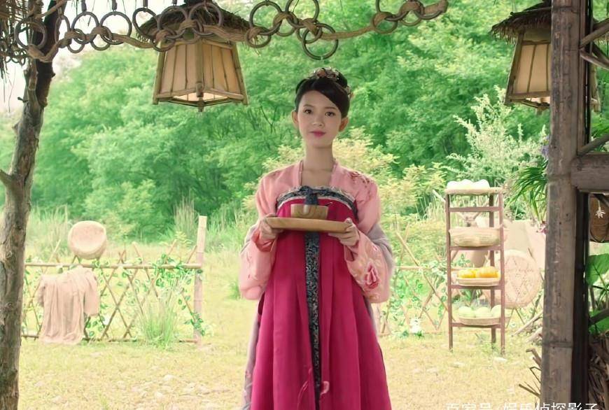 《柜中美人》中陈瑶扮演胡飞鸾,穿着粉色与红色搭配的襦裙,看起来十分