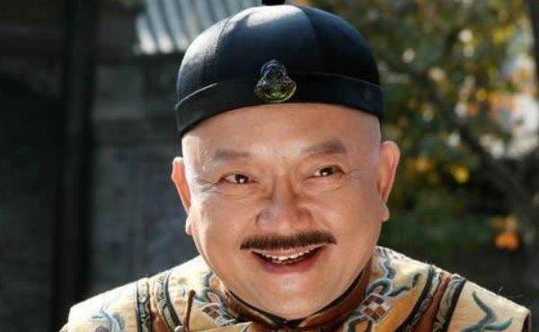 王刚在各个电视剧当中都扮演着和坤的角色,比如《宰相刘罗锅》,《铁齿