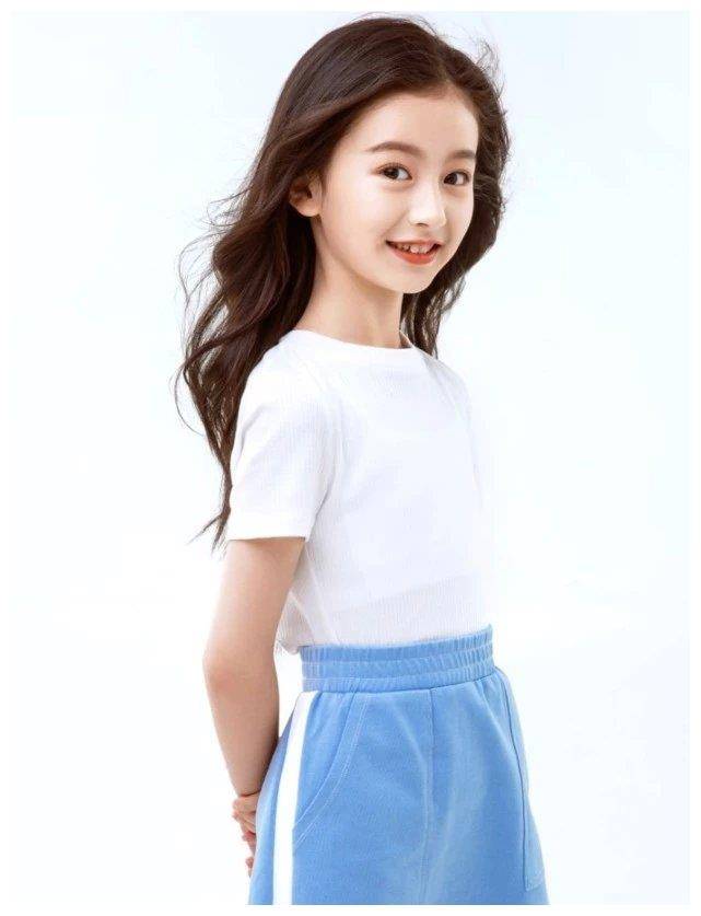 裴加欣身上穿白色短袖,短袖款式搭配蓝色短裙,很好地衬托出她的成熟感