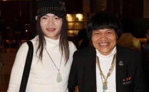 现在的八两金对儿子也更加的好,弥补他缺失的亲情.