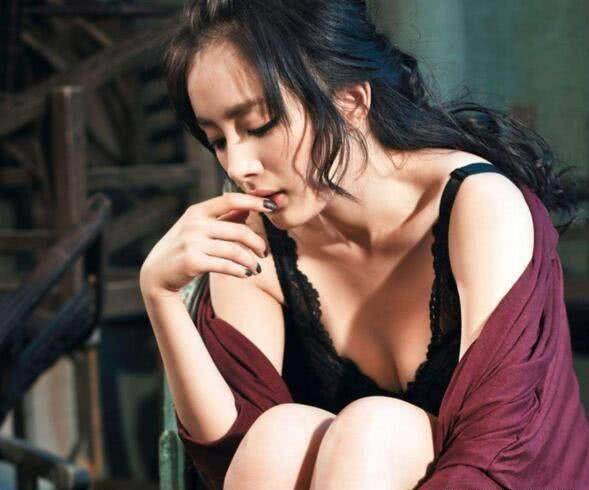 杨幂拥有火辣的曲线身材,以前也拍过男人装之类的大片,属于清纯性感