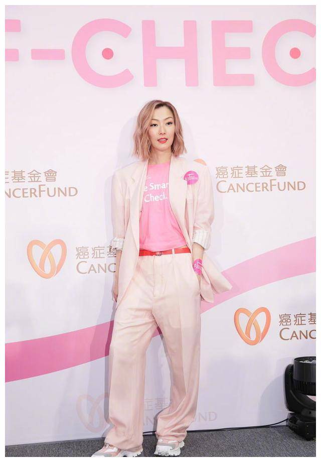 不仅背上装饰着蛇骨,郑秀文手上的戒指也是蛇骨的形